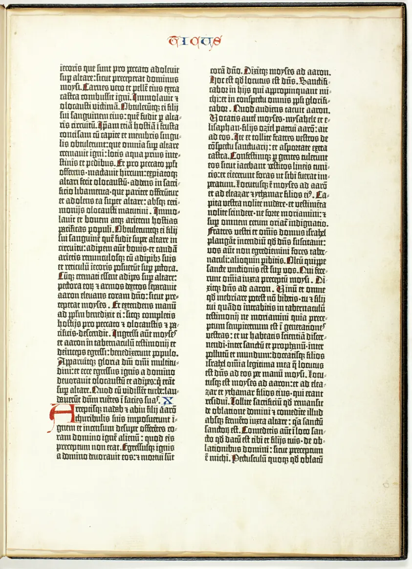 Feuillet de la Bible de Gutenberg : texte noir sur deux colonnes, initiales rouge et bleu