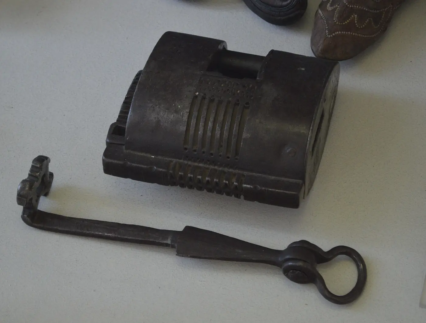 Cadenas et clé en fer forgé du XVIIe siècle, exposés dans un musée