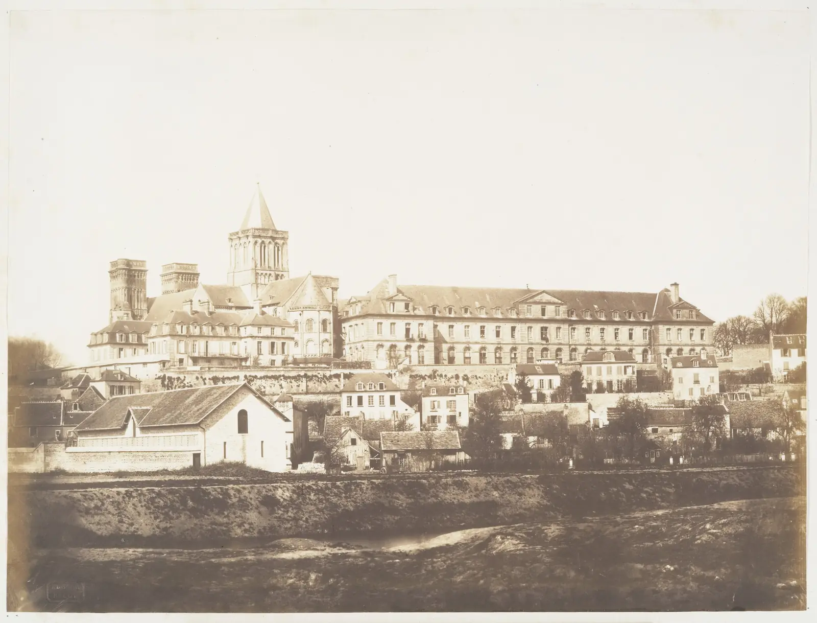 Photographie de 1852-1854 : l'abbaye aux Dames de Caen et son hospice vus depuis la prairie