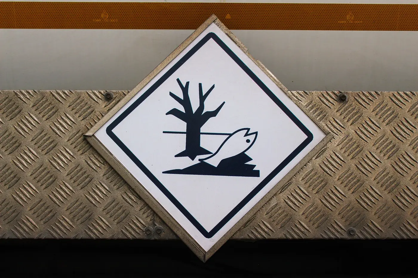 Panneau de danger pour l'environnement : un arbre et un poisson sur un losange blanc